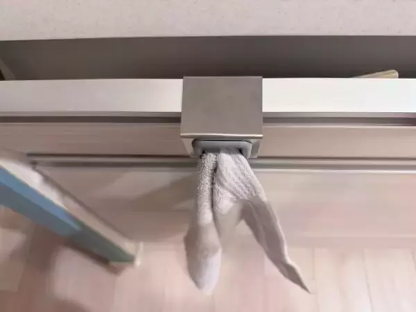「タオルを片手で押し込むだけ！ 3COINSのタオルホルダーが、キッチンの“最適解”だと思うワケ」の画像