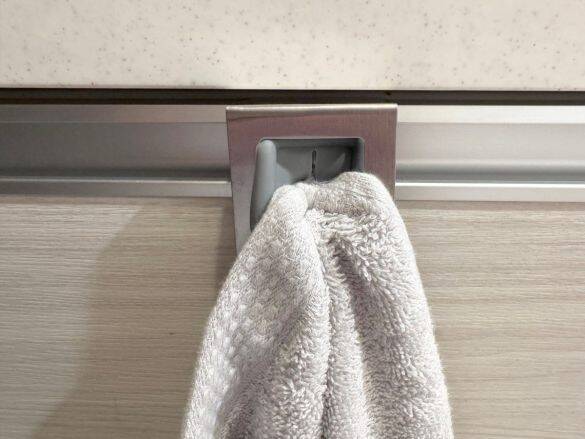 タオルを片手で押し込むだけ！ 3COINSのタオルホルダーが、キッチンの“最適解”だと思うワケ