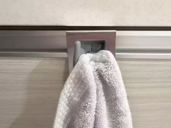 「タオルを片手で押し込むだけ！ 3COINSのタオルホルダーが、キッチンの“最適解”だと思うワケ」の画像