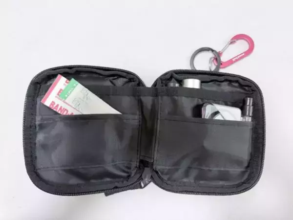 「「小さい財布って、結局使いにくい」問題、無印良品の新作“1,490円ミニ財布”で解決！ 小銭入れが「外側」だと便利なワケ」の画像