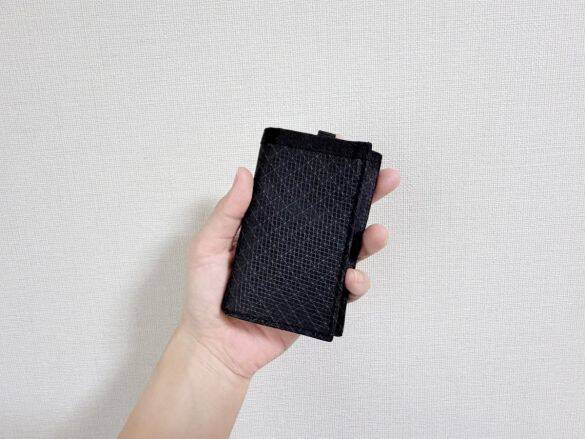 「小さい財布って、結局使いにくい」問題、無印良品の新作“1,490円ミニ財布”で解決！ 小銭入れが「外側」だと便利なワケ