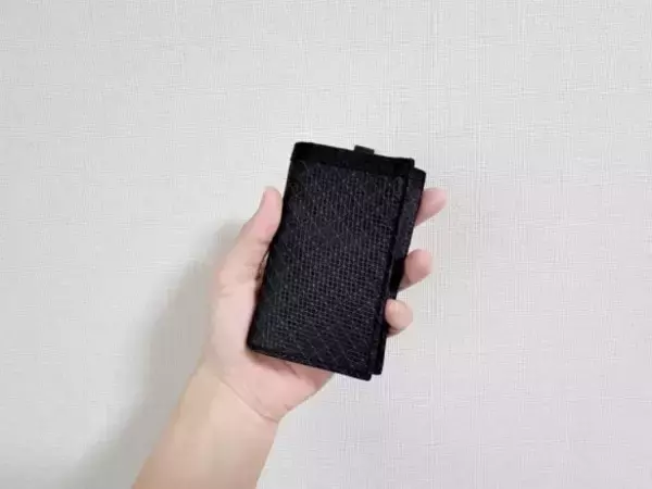「「小さい財布って、結局使いにくい」問題、無印良品の新作“1,490円ミニ財布”で解決！ 小銭入れが「外側」だと便利なワケ」の画像