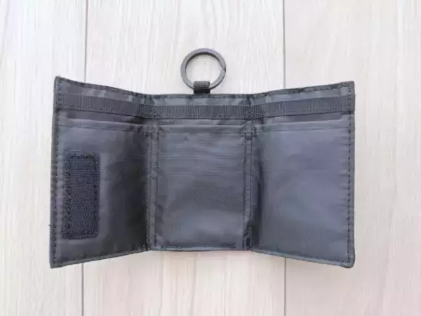 「「小さい財布って、結局使いにくい」問題、無印良品の新作“1,490円ミニ財布”で解決！ 小銭入れが「外側」だと便利なワケ」の画像