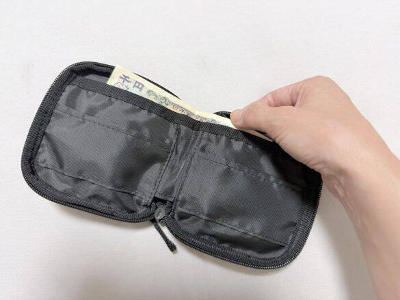 「小さい財布って、結局使いにくい」問題、無印良品の新作“1,490円ミニ財布”で解決！ 小銭入れが「外側」だと便利なワケ