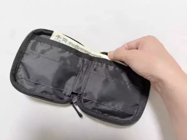 「「小さい財布って、結局使いにくい」問題、無印良品の新作“1,490円ミニ財布”で解決！ 小銭入れが「外側」だと便利なワケ」の画像