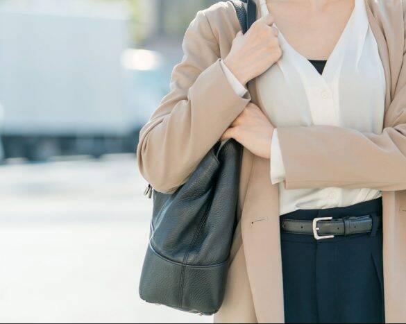 電車で外国人観光客がうるさい…でも注意できずにいたら。女子高生の“可愛すぎるひと言”でみんなが救われた！