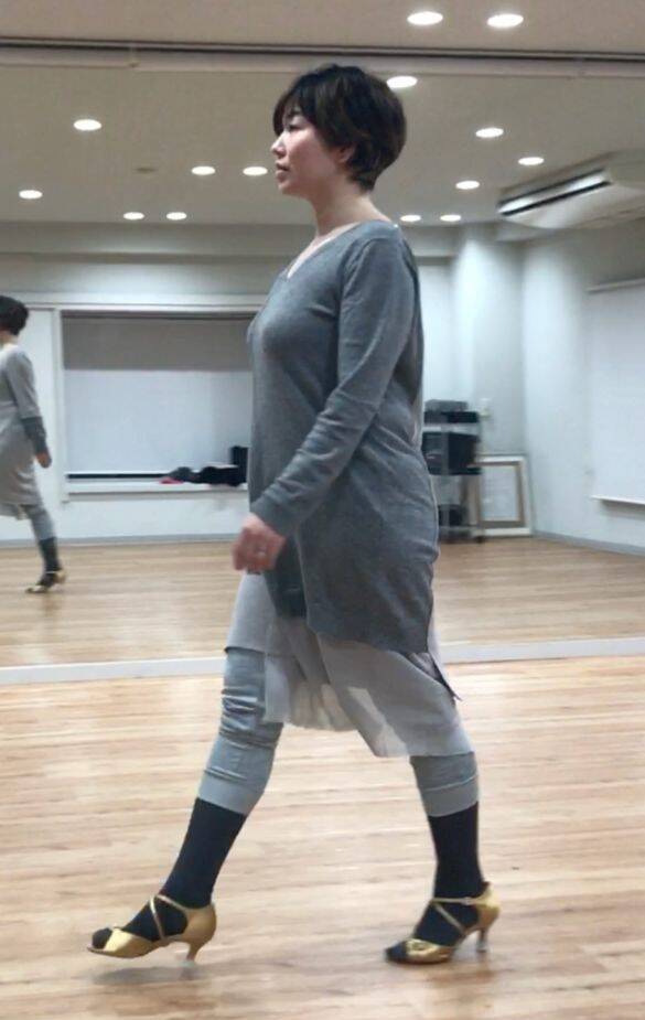 「何を着ても老けて・太って見える…」のはなぜ？奇跡の48歳が教える“姿勢”を秒でなおす方法