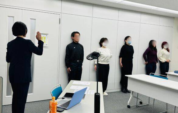 「何を着ても老けて・太って見える…」のはなぜ？奇跡の48歳が教える“姿勢”を秒でなおす方法