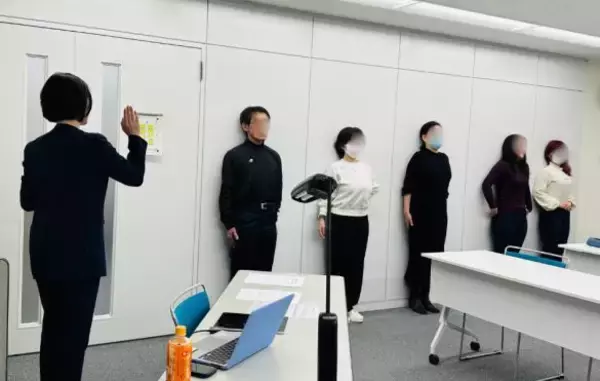 「「何を着ても老けて・太って見える…」のはなぜ？奇跡の48歳が教える“姿勢”を秒でなおす方法」の画像