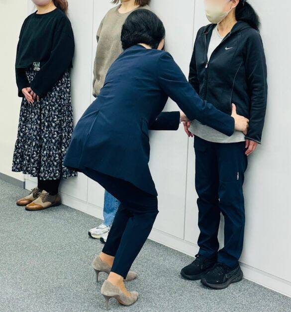 「何を着ても老けて・太って見える…」のはなぜ？奇跡の48歳が教える“姿勢”を秒でなおす方法