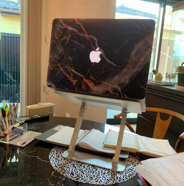 「何を着ても老けて・太って見える…」のはなぜ？奇跡の48歳が教える“姿勢”を秒でなおす方法