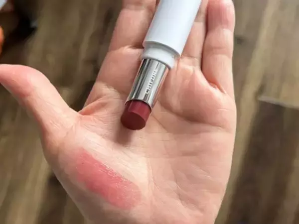 「40代は「口紅3本」あればいい。880円リップで試した、服の色別「似合う顔」の作り方」の画像