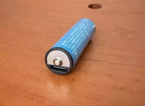 「もう「電池がない！」と絶望しない。“USB-C直挿し”充電池が便利すぎ…まさかのダイソーで550円なんて」の画像