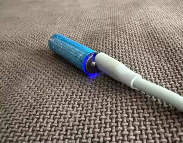 「もう「電池がない！」と絶望しない。“USB-C直挿し”充電池が便利すぎ…まさかのダイソーで550円なんて」の画像