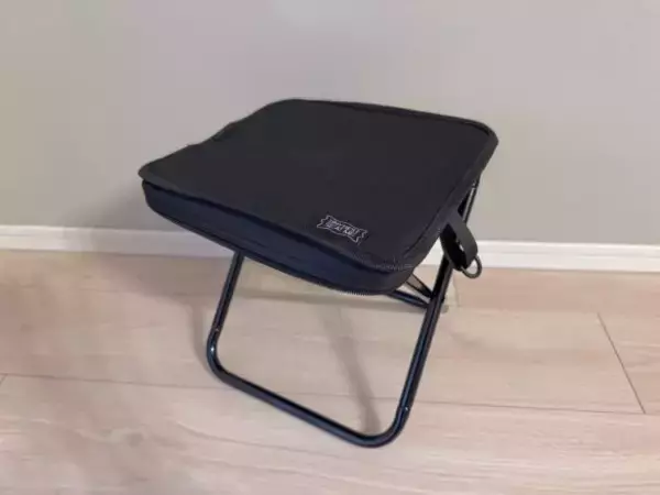 椅子をこんなに楽に持ち運べるなんて…3COINS「折りたたみチェア」が春に大活躍のワケ