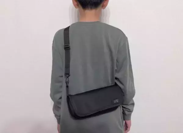 「椅子をこんなに楽に持ち運べるなんて…3COINS「折りたたみチェア」が春に大活躍のワケ」の画像