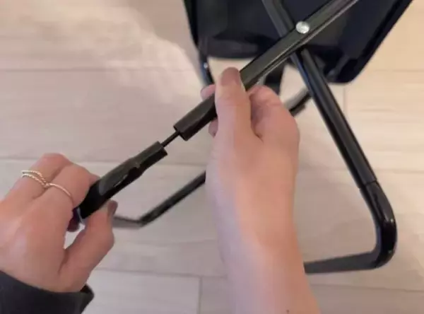 「椅子をこんなに楽に持ち運べるなんて…3COINS「折りたたみチェア」が春に大活躍のワケ」の画像