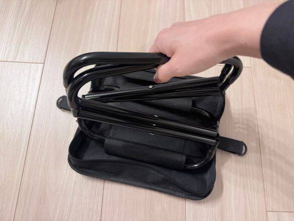 椅子をこんなに楽に持ち運べるなんて…3COINS「折りたたみチェア」が春に大活躍のワケ