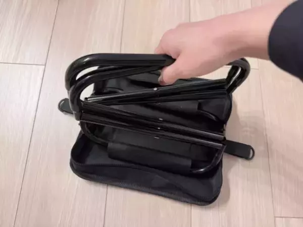 「椅子をこんなに楽に持ち運べるなんて…3COINS「折りたたみチェア」が春に大活躍のワケ」の画像