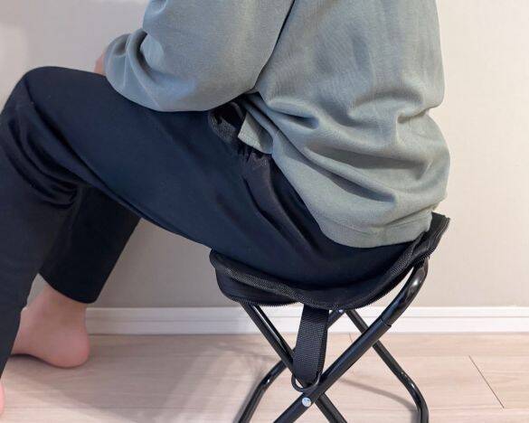 椅子をこんなに楽に持ち運べるなんて…3COINS「折りたたみチェア」が春に大活躍のワケ