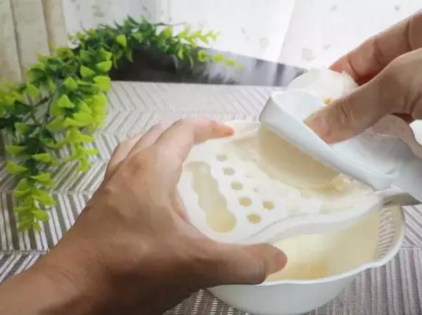 「“おろし金で指までおろしちゃいそう”問題が解決！ダイソーの名品で山芋をすってみたら感動」の画像