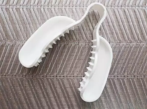 「“おろし金で指までおろしちゃいそう”問題が解決！ダイソーの名品で山芋をすってみたら感動」の画像