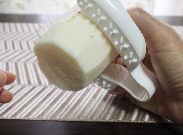 “おろし金で指までおろしちゃいそう”問題が解決！ダイソーの名品で山芋をすってみたら感動
