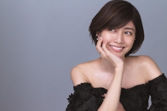“奇跡の50歳”を支える元イケメン俳優。バツあり同士の「大人の再婚」が絶賛される理由