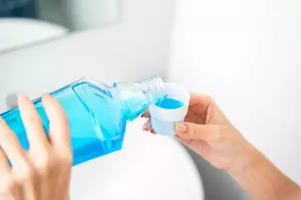 1日2回はNG？「マウスウォッシュの使いすぎ」で痩せにくい体に。殺菌に頼らない“正しいケア”は