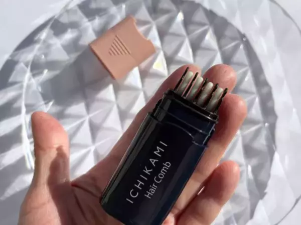 「40代の老け前髪「分け目クッキリ、前髪ぺたっ」を救う“1000円の前髪ブラシ”がスゴかった！ 顔の印象が一気に若く」の画像