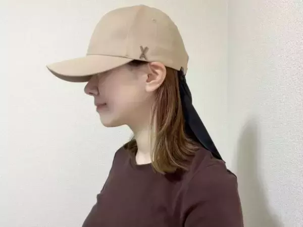 「首のジリジリ日焼け問題を一掃。セリア110円「冷感キャップガード」で“おしゃれのまま日よけ”がかなう」の画像