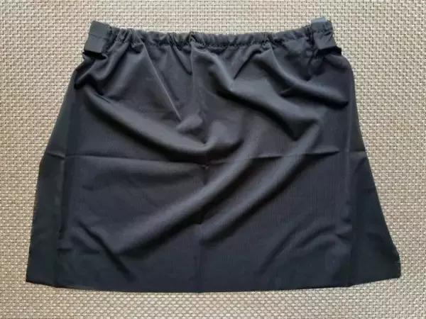 「首のジリジリ日焼け問題を一掃。セリア110円「冷感キャップガード」で“おしゃれのまま日よけ”がかなう」の画像