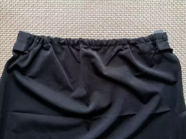 「首のジリジリ日焼け問題を一掃。セリア110円「冷感キャップガード」で“おしゃれのまま日よけ”がかなう」の画像