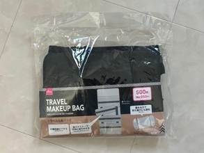 もう旅先で「あれどこに入れたっけ？」と困らない！ ダイソー“550円の万能ポーチ”で旅の快適さが爆上がりした理由