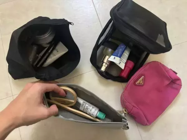 「もう旅先で「あれどこに入れたっけ？」と困らない！ ダイソー“550円の万能ポーチ”で旅の快適さが爆上がりした理由」の画像