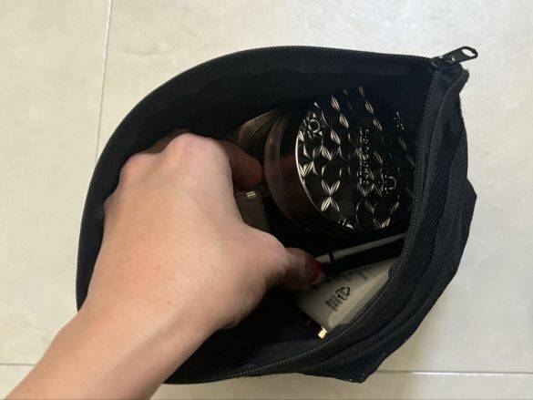 もう旅先で「あれどこに入れたっけ？」と困らない！ ダイソー“550円の万能ポーチ”で旅の快適さが爆上がりした理由