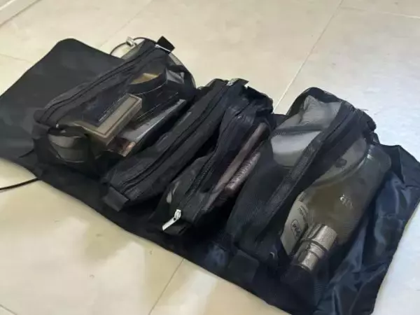 「もう旅先で「あれどこに入れたっけ？」と困らない！ ダイソー“550円の万能ポーチ”で旅の快適さが爆上がりした理由」の画像