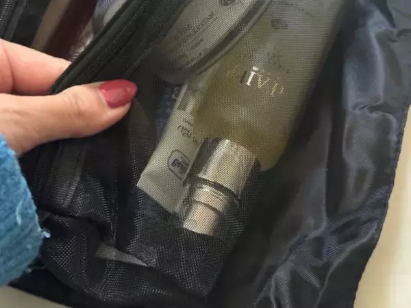 「もう旅先で「あれどこに入れたっけ？」と困らない！ ダイソー“550円の万能ポーチ”で旅の快適さが爆上がりした理由」の画像