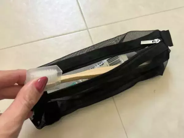 「もう旅先で「あれどこに入れたっけ？」と困らない！ ダイソー“550円の万能ポーチ”で旅の快適さが爆上がりした理由」の画像