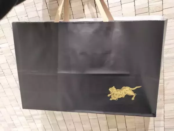 「36歳・元『渡鬼』子役が高級老舗店でまとめ買いしたもの。実質ひと月340円の“ご自愛サブスク”」の画像