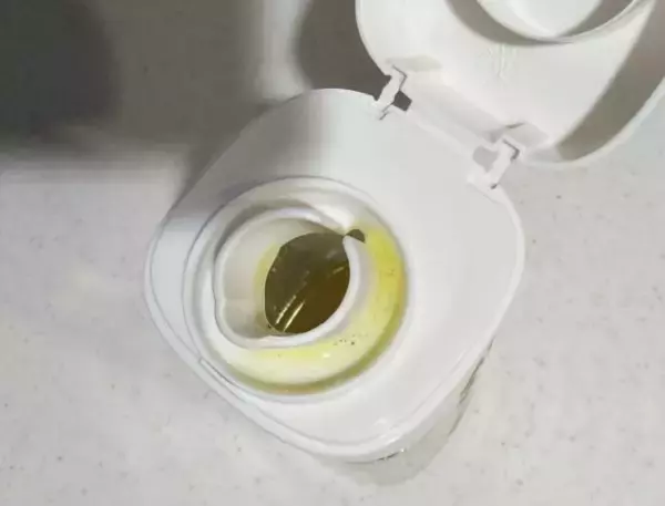 「調味料のベタベタ液だれ…にもう悩まない！ セリアの110円ボトルがめちゃ優秀。最後の1滴まで使い切れる」の画像