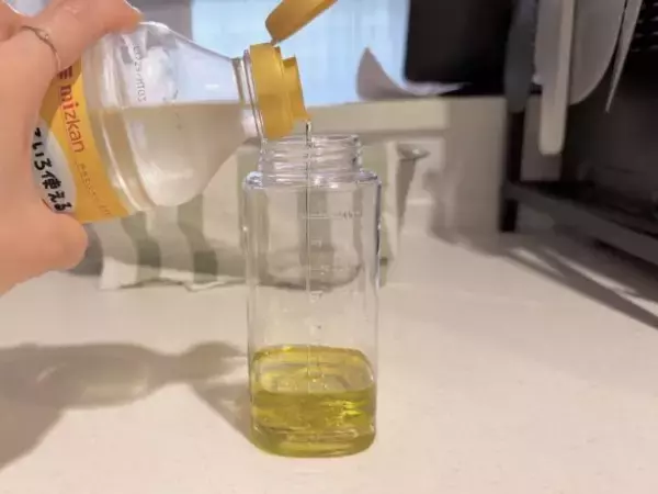 「調味料のベタベタ液だれ…にもう悩まない！ セリアの110円ボトルがめちゃ優秀。最後の1滴まで使い切れる」の画像