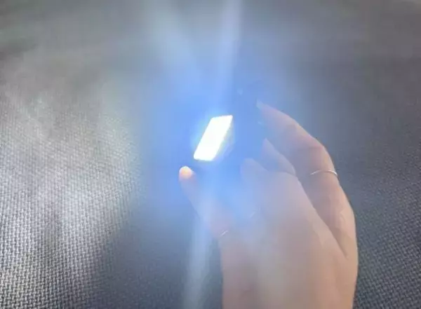 「「想像の100倍明るくて衝撃」ダイソー発ブランドの“極小ライト”を、防災グッズに絶対入れたい理由」の画像