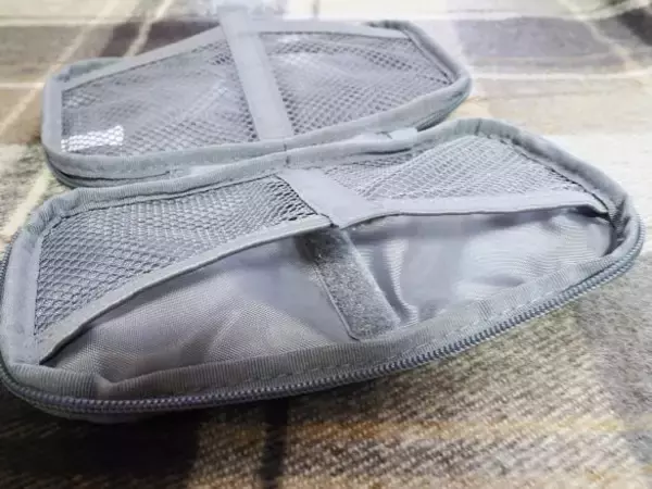 「バッグの中で小物類がごちゃごちゃする問題→無印の990円ガジェットポーチですっきり解決！」の画像