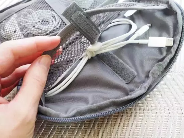 「バッグの中で小物類がごちゃごちゃする問題→無印の990円ガジェットポーチですっきり解決！」の画像