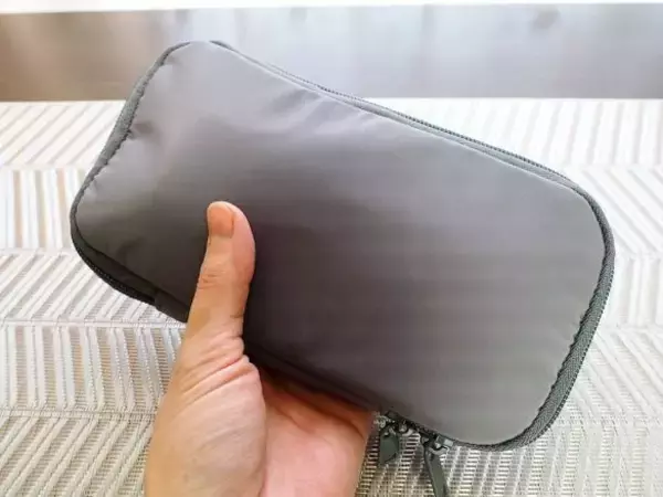 「バッグの中で小物類がごちゃごちゃする問題→無印の990円ガジェットポーチですっきり解決！」の画像