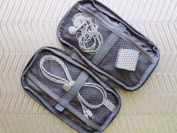 バッグの中で小物類がごちゃごちゃする問題→無印の990円ガジェットポーチですっきり解決！