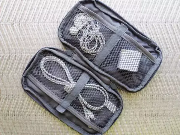 「バッグの中で小物類がごちゃごちゃする問題→無印の990円ガジェットポーチですっきり解決！」の画像