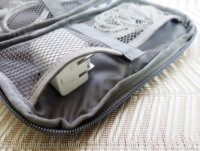 バッグの中で小物類がごちゃごちゃする問題→無印の990円ガジェットポーチですっきり解決！