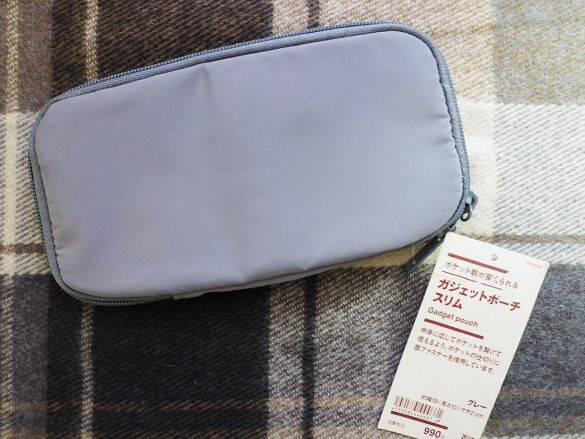 バッグの中で小物類がごちゃごちゃする問題→無印の990円ガジェットポーチですっきり解決！